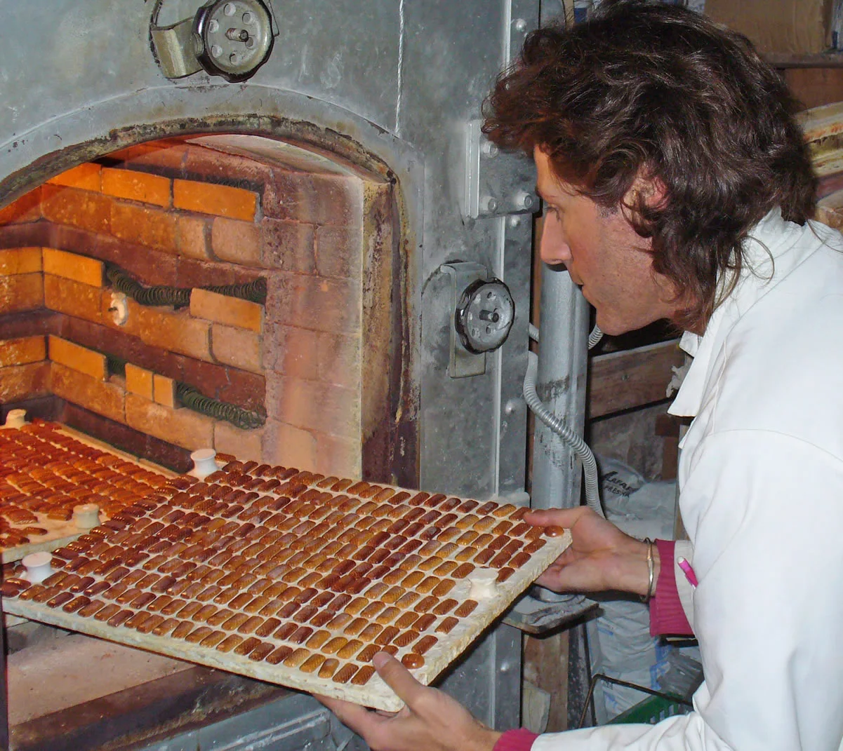 Histoire et savoir-faire des Fèves Colas Clamecy, l'unique manufacture française de Fèves labellisées Entreprise du Patrimoine Vivant.